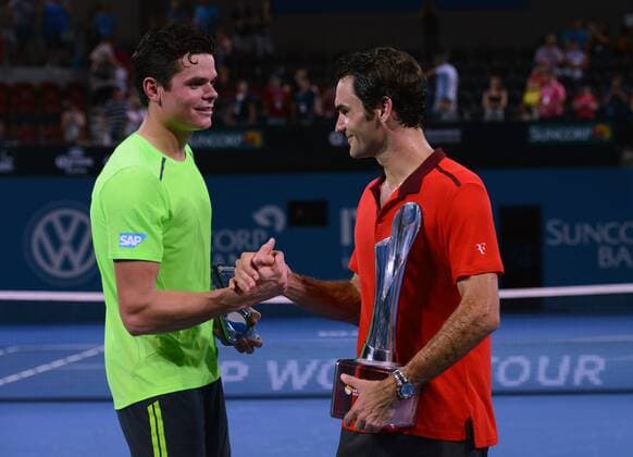 L-R, Finalist Milos Raonic (CAN) gratuliert Roger Federer (SUI) zum Turniersieg. Brisbane International 2015, Brisbane, Australien