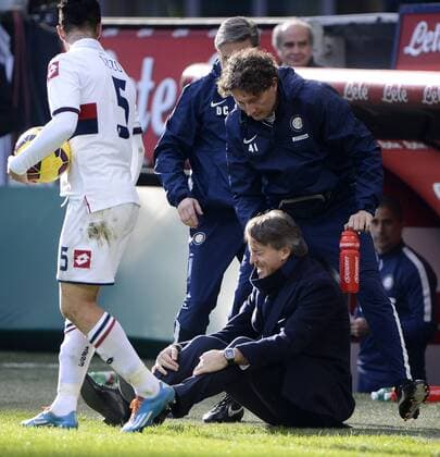Aktuell Fußball, Italien, Serie A, Inter Mailand-Trainer Mancini von Ball getroffen Roberto Mancini Inter Milano 11-01-2015 Stadio Giuseppe Meazza - Football, Serie A Inter Mailand vs. Genoa CFC. giuseppexceleste