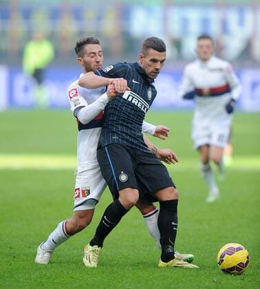 FUSSBALL INTERNATIONAL SERIE A SAISON 2014 2015 18. Spieltag Inter Mailand - CFC Genua 11.01.2015 Lukas Podolski (re, Inter Mailand) gegen Andrea Bertolacci (li, CFC Genua) 
