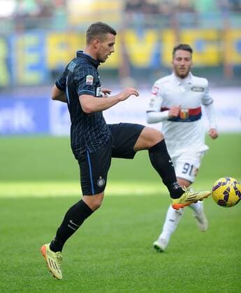FUSSBALL INTERNATIONAL SERIE A SAISON 2014 2015 18. Spieltag Inter Mailand - CFC Genua 11.01.2015 Lukas Podolski (Inter Mailand) am Ball 