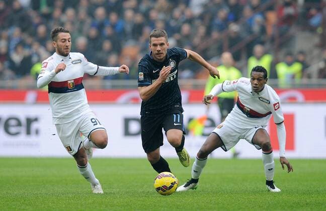 FUSSBALL INTERNATIONAL SERIE A SAISON 2014 2015 18. Spieltag Inter Mailand - CFC Genua 11.01.2015 Lukas Podolski (Mitte, Inter Mailand) gegen Andrea Bertolacci (li, CFC Genua) und Edenilson (re, CFC Genua) 