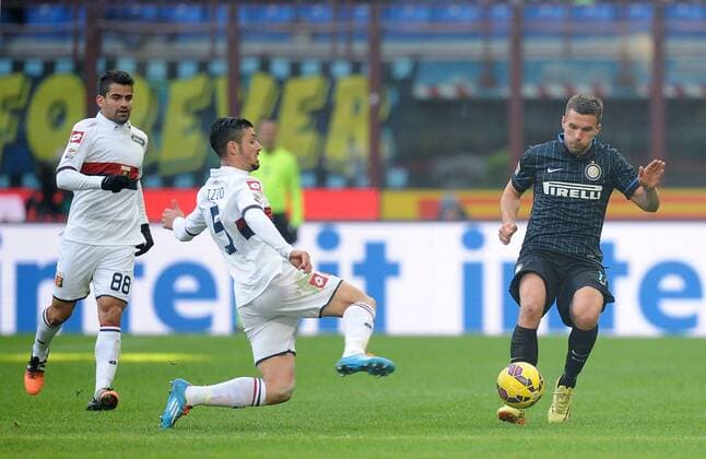 FUSSBALL INTERNATIONAL SERIE A SAISON 2014 2015 18. Spieltag Inter Mailand - CFC Genua 11.01.2015 Lukas Podolski (re, Inter Mailand) gegen Armando Izzo (Mitte, CFC Genua) 