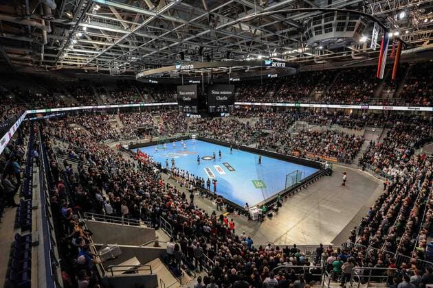 Mannheim, SAP Arena, Handball, Saison 2014 2015, Länderspiel Deutschland Schweigeminute für die Opfer des Terroranschlags in Paris, Nous sommes Charlie