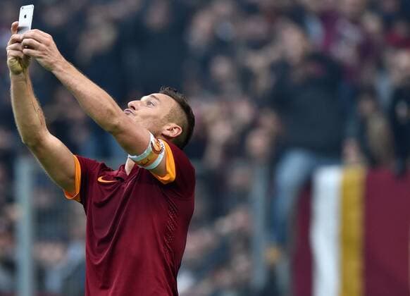 FUSSBALL INTERNATIONAL SERIE A 18. Spieltag SAISON 2014 2015 AC Rom 2-2 Lazio Rom 12.01.2015 JUBEL; Francesco Totti (AS Rom) mit einem Selfie nach seinem Tor zum 2-2 Ausgleich vor der Fankurve im Olympia Stadion in Rom 