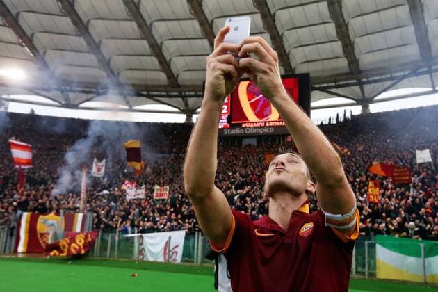Aktuell Fußball, Italien, Serie A, AS Rom - Lazio Rom, Selfie-Jubel von Totti Francesco Totti of AS Roma during the Serie A match between AS Roma and Lazio Roma on January 11,2014 at the Stadio Olimpico in Rome, Italy. AS Roma v Lazio Roma Serie A 2014 2015 xVIxVIxIMAGESx xEricxVerhoevenxIVx 3422091