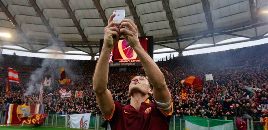 Aktuell Fußball, Italien, Serie A, AS Rom - Lazio Rom, Selfie-Jubel von Totti Francesco Totti of AS Roma during the Serie A match between AS Roma and Lazio Roma on January 11,2014 at the Stadio Olimpico in Rome, Italy. AS Roma v Lazio Roma Serie A 2014 2015 xVIxVIxIMAGESx xEricxVerhoevenxIVx 3422092
