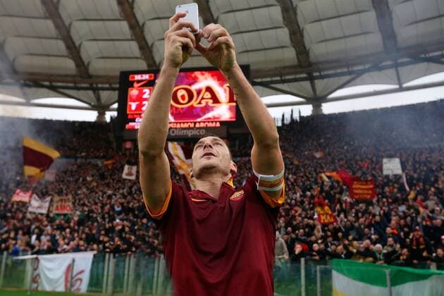 Aktuell Fußball, Italien, Serie A, AS Rom - Lazio Rom, Selfie-Jubel von Totti Francesco Totti of AS Roma during the Serie A match between AS Roma and Lazio Roma on January 11,2014 at the Stadio Olimpico in Rome, Italy. AS Roma v Lazio Roma Serie A 2014 2015 xVIxVIxIMAGESx xEricxVerhoevenxIVx 3422093