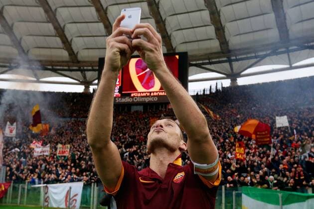 Aktuell Fußball, Italien, Serie A, AS Rom - Lazio Rom, Selfie-Jubel von Totti Francesco Totti of AS Roma during the Serie A match between AS Roma and Lazio Roma on January 11,2014 at the Stadio Olimpico in Rome, Italy. AS Roma v Lazio Roma Serie A 2014 2015 xVIxVIxIMAGESx xEricxVerhoevenxIVx 3422094