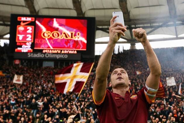 Aktuell Fußball, Italien, Serie A, AS Rom - Lazio Rom, Selfie-Jubel von Totti Francesco Totti of AS Roma during the Serie A match between AS Roma and Lazio Roma on January 11,2014 at the Stadio Olimpico in Rome, Italy. AS Roma v Lazio Roma Serie A 2014 2015 xVIxVIxIMAGESx xEricxVerhoevenxIVx 3422095