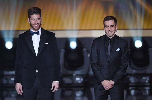 Fussball International FIFA Ballon d Or 2014 in Zuerich 12.01.2015 Sergio Ramos (Real Madrid Spanien links) und Philipp LAHM (FC Bayern rechts) waehrend der Ehrung. 