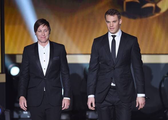 Fussball International FIFA Ballon d Or 2014 in Zuerich 12.01.2015 Abby WAMBACH (Western New York Flash USA links), Torwart Manuel Neuer (FC Bayern Muenchen Deutschland) waehrend der Ehrung. 