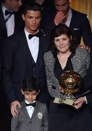 Fussball International FIFA Ballon d Or 2014 in Zuerich 12.01.2015 Weltfussballer 2014, Cristiano Ronaldo (li, Real Madrid Portugal) mit seiner Mutter Dolores (re) und seinem Sohn Cristiano Ronaldo Jr. und dem Goldenen Ball 
