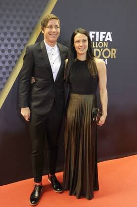 Abby Wambach (USA),mit Ehepartnerin Sarah Huffman. ROTER Teppich,Red Carpet. FIFA BALLON D OR 2014 Auszeichnung fuer die besten Fussballspieler und -trainer des Jahres 2014 am 12.01.2015 im Kongresshaus in Zuerich.