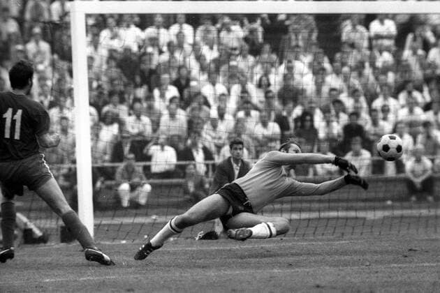 DFB-Pokal Finale, Kickers Offenbach - 1. FC Köln: Torwart Manfred Manglitz (Köln) hält den Schuss von Klaus Winkler (Offenbach)