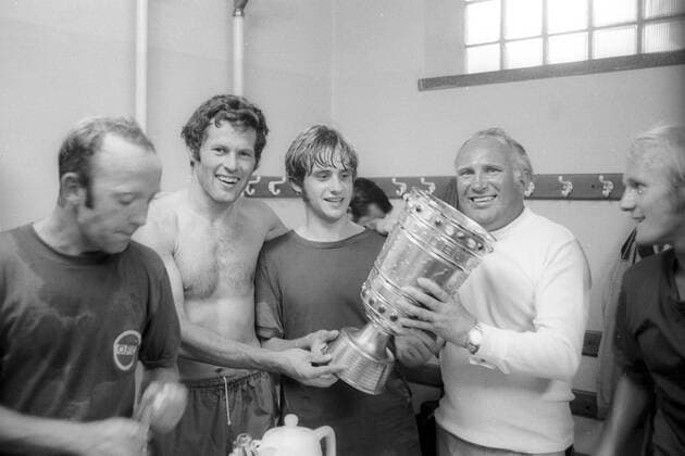 Fußball, Trainerhistorie, Kickers Offenbach Die Kickers Offenbach gewinnen den DFB-Pokal, v.li.: Horst Gecks, Hans Reich, Erwin Kremers und Trainer Kurt Schreiner mit dem Pokal