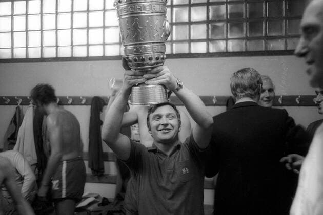 Fußball, Trainerhistorie, Kickers Offenbach Die Kickers Offenbach gewinnen den DFB-Pokal: Alfred -Aki- Schmidt mit dem Pokal