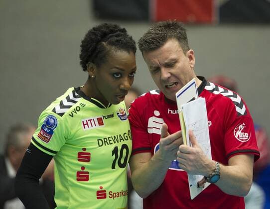 Volleyball, Damen, CEV Champions League, Saison 2014 2015, Gruppenphase, Dresdner SC (DSC) - Unendo Yamamay Busto Arsizio (ITA), Mittwoch (14.01.2015), Margon Arena, Dresden. Dresdens Cursty Jackson (li.) und Trainer Alexander Waibl. RM001