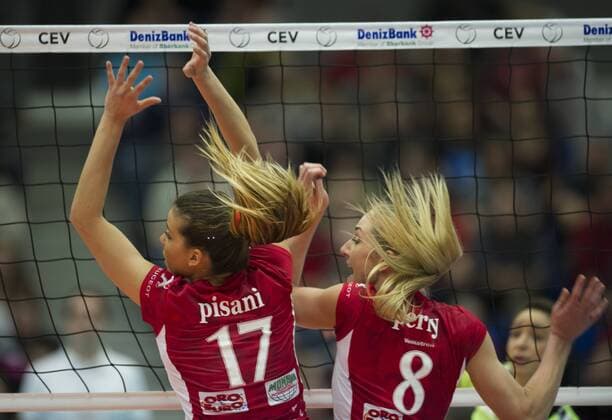Volleyball, Damen, CEV Champions League, Saison 2014 2015, Gruppenphase, Dresdner SC (DSC) - Unendo Yamamay Busto Arsizio (ITA), Mittwoch (14.01.2015), Margon Arena, Dresden. Busto Arsizios Giulia Pisani (li.) und Rebecca Perry. RM001