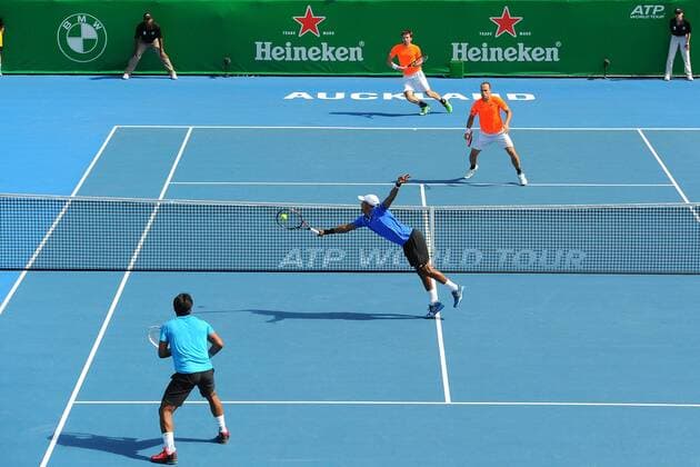 16.01.2015. Auckland, New Zealand. Heineken Tennis Open. Raven Klaasen from South Africa (R) and Leander Paes from India during their doubles semi finals match at the Heineken Open. xChrisxSymesx  ActionPlus11589589