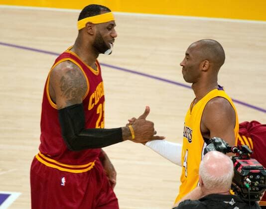 Cleveland Cavalier forward LeBron James (L) shakes hands with Los Angeles Lakers guard Kobe Bryant prior to the start of their NBA Basketball Herren USA game at Staples Center in Los Angeles, January 15, 2015. The Cavaliers defeated the Lakers 109-102. UPI Jon SooHoo  LAX20150115602 JONxSOOHOO
