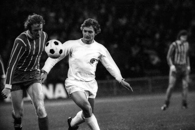 Dieter Herzog (Fortuna Düsseldorf) gegen Johnny Hansen (FC Bayern München)