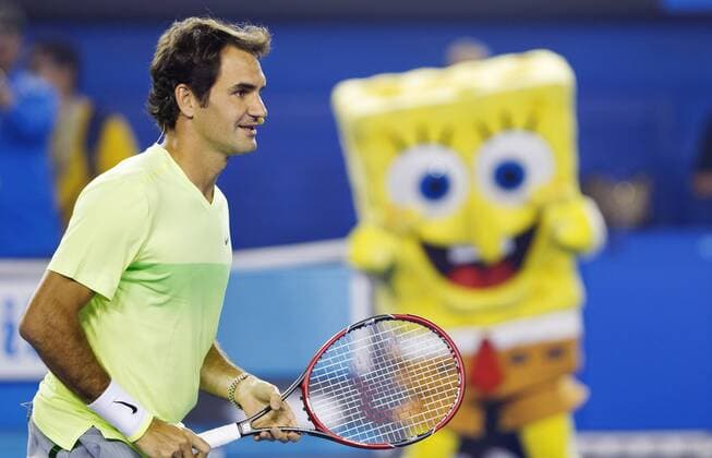 TENNIS - ATP Tennis Herren Australian Open 2015 MELBOURNE,AUSTRALIA,17.JAN.15 - TENNIS - ATP World Tours, Australian Open, preview, kids day exhibition. Image shows Roger Federer (SUI) with Spongebob.
