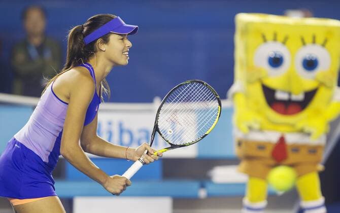 TENNIS - ATP Tennis Herren Australian Open 2015 MELBOURNE,AUSTRALIA,17.JAN.15 - TENNIS - ATP World Tours, Australian Open, preview, kids day exhibition. Image shows Ana Ivanovic (SRB) with Spongebob.