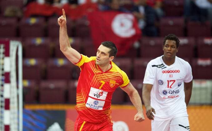 Handball Doha 16.01.2015 Weltmeisterschaften WM der Herren Männer Vorrunde Gruppe B Mazedonien (MKD) - Tunesien (TUN) LAZAROV Kiril (Mazedonien, No. 07) Jubel JALLOUZ Wael (Tunesien, No.17) re.