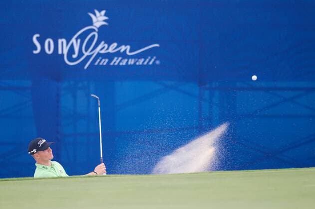 January 16, 2015 - Honolulu, Hawaii: Morgan Hoffmann hits out of the bunker on the 17th hole and holes it out during the second round of the Sony Open at Waialae Country Club in Honolulu, Hawaii. PGA Golf Herren Golf: Sony Open JAN16 - ZUMAc04_