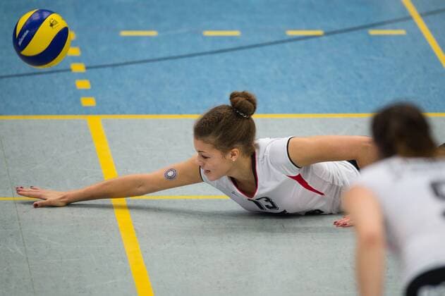 17.01.2015, Halle Berg Fidel, Muenster Volleyball, Bundesliga Frauen, USC Münster Muenster vs. VCO Berlin Abwehr Pancake Kimberly Drewniok ( 13 Berlin)