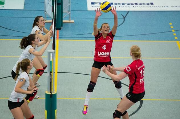 17.01.2015, Halle Berg Fidel, Muenster Volleyball, Bundesliga Frauen, USC Münster Muenster vs. VCO Berlin Zuspiel Tess von Piekartz ( 4 Muenster), Leonie Schwertmann ( 18 Muenster)