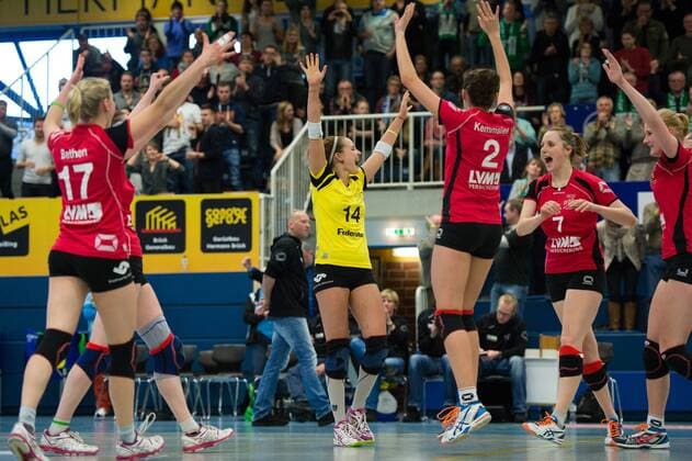 17.01.2015, Halle Berg Fidel, Muenster Volleyball, Bundesliga Frauen, USC Münster Muenster vs. VCO Berlin Jubel Ines Bathen ( 17 Muenster), Sina Fuchs ( 6 Muenster), Linda Dörendahl Doerendahl ( 14 Muenster), Irina Kemmsies ( 2 Muenster), Sarah Petrausch ( 7 Muenster), Leonie Schwertmann ( 18 Muenster)
