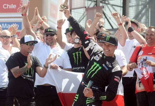 Aktuell Rallye Dakar - Siegerehrung in Buenos Aires 17-jan-2015 Polish pilot Krzysztof Holowczyc (R Front) celebrates after winng the third place of the cars category in the Dakar Rally 2015 at the Tecnopolis Center in in Buenos Aires, capital of Argentina, on Jan. 17, 2015. Alberto Raggio) (SP)ARGENTINA-BUENOS AIRES-RACING-DAKAR e ALBERTOxRAGGIO 