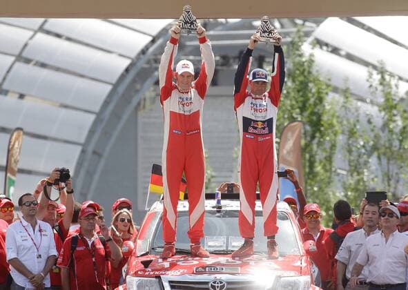 Aktuell Rallye Dakar - Siegerehrung in Buenos Aires 17-jan-2015 South African pilot De Villers (R) and his German co-pilot Von Zitzawitz (L) celebrate after winning runner-up of the cars category in the Dakar Rally 2015 at the Tecnopolis Center in in Buenos Aires, capital of Argentina, on Jan. 17, 2015. Alberto Raggio) (SP)ARGENTINA-BUENOS AIRES-RACING-DAKAR e ALBERTOxRAGGIO 