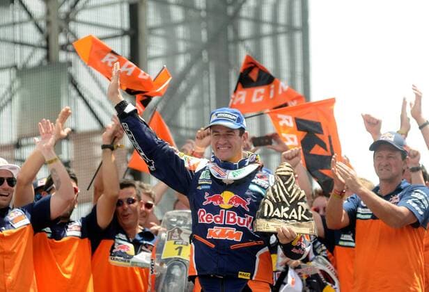 Aktuell Rallye Dakar - Siegerehrung in Buenos Aires 17-jan-2015 Spanish pilot Marc Coma (C) celebrates after winning champion of the motorbikes category in the Dakar Rally 2015 at the Tecnopolis Center in Buenos Aires, capital of Argentina, Jan. 17, 2015. Alberto Raggio) (SP)ARGENTINA-BUENOS AIRES-RACING-DAKAR e ALBERTOxRAGGIO 