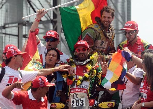 Aktuell Rallye Dakar - Siegerehrung in Buenos Aires Bolivian pilot Walter Nosiglia (C) celebrates after winning the third place of the quads category in the Dakar Rally 2015 at the Tecnopolis Center in Buenos Aires, capital of Argentina, Jan. 17, 2015. Alberto Raggio) (SP)ARGENTINA-BUENOS AIRES-RACING-DAKAR e ALBERTOxRAGGIO 
