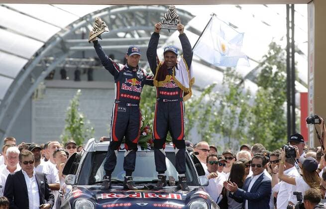 Aktuell Rallye Dakar - Siegerehrung in Buenos Aires 17-jan-2015 Qatari pilot Nasser Al-Attiyah (R) and his French co-pilot Matthieu Baumel (L) celebrate after winning champion of the cars category in the Dakar Rally 2015 at the Tecnopolis Center in Buenos Aires, capital of Argentina, Jan. 17, 2015. Alberto Raggio) (SP)ARGENTINA-BUENOS AIRES-RACING-DAKAR e ALBERTOxRAGGIO 