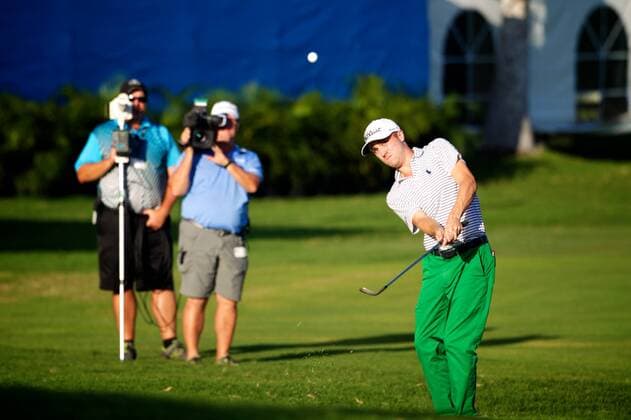 January 17, 2015 - Honolulu, Hawaii: Justin Thomas hits his third shot to the 18th green during the third round of the Sony Open at Waialae Country Club in Honolulu, Hawaii. PGA Golf Herren Golf: Sony Open JAN17 - ZUMAc04_