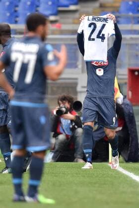 Special Fußball, Italien, Serie A, Lazio Rom - SSC Neapel Gonzalo Higuain Showing the shirt of Lorenzo Insigne - Roma 18-01-2015 Stadio Olimpico, Football Calcio Serie A Lazio - Napoli. andreaxstaccioli