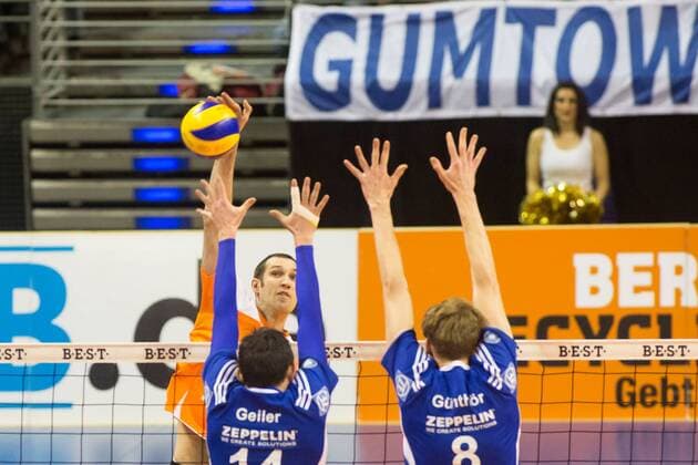 18.01.2015, xfrx, Volleyball 1.Bundesliga BR Volleys Berlin - VFB Friedrichshafen, v.l. Baptiste Geiler (VfB Friedrichshafen),Scott Touzinsky (Berlin Recycling),Max Guenthoer (VfB Friedrichshafen)