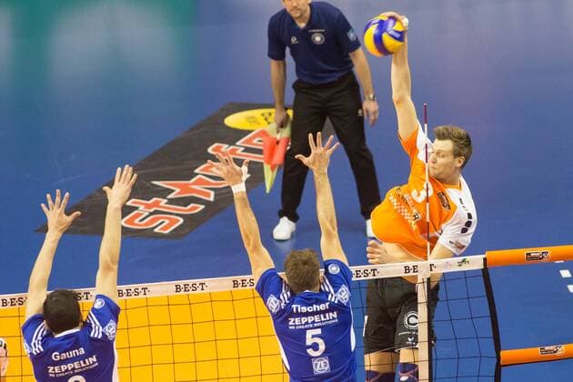 18.01.2015, xfrx, Volleyball 1.Bundesliga BR Volleys Berlin - VFB Friedrichshafen, v.l. Maximiliano Gauna (VfB Friedrichshafen),Simon Tischer (VfB Friedrichshafen),Robert Kromm (Berlin Recycling)