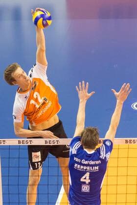 18.01.2015, xfrx, Volleyball 1.Bundesliga BR Volleys Berlin - VFB Friedrichshafen, v.l. Paul Carroll (Berlin Recycling),Maarten van Garderen (VfB Friedrichshafen)