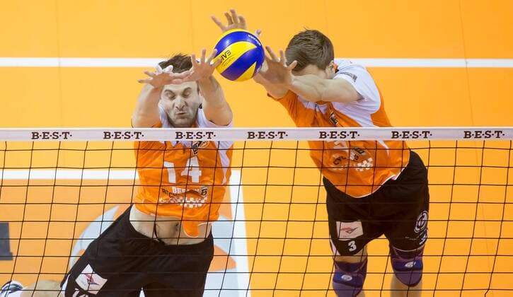 Berlin, Deutschland, 18.01.2015: DVL Volleyball Bundesliga Saison 2014 2015 - BR Volleys - VfB Friedrichshafen. Block Tomas Kmet (BR Volleys 14), Robert Kromm (BR Volleys 3)