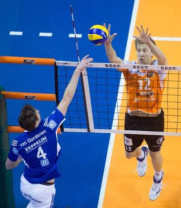 Berlin, Deutschland, 18.01.2015: DVL Volleyball Bundesliga Saison 2014 2015 - BR Volleys - VfB Friedrichshafen. Maarten van Garderen (Friedrichshafen 4) gegen den Block aus Paul Carroll (BR Volleys 12)
