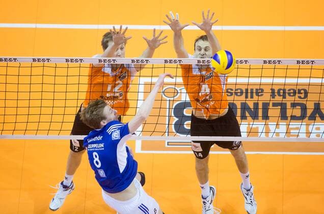 Berlin, Deutschland, 18.01.2015: DVL Volleyball Bundesliga Saison 2014 2015 - BR Volleys - VfB Friedrichshafen. Max G?nth?r Guenthoer (Friedrichshafen 8) gegen den Block aus Paul Carroll (BR Volleys 12), Aleksandar Spirovski (BR Volleys 4)