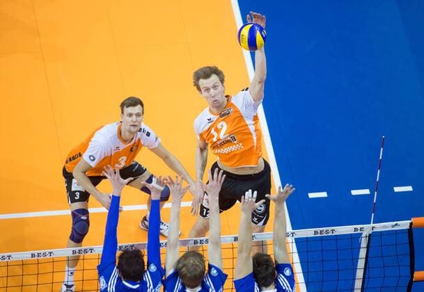 Berlin, Deutschland, 18.01.2015: DVL Volleyball Bundesliga Saison 2014 2015 - BR Volleys - VfB Friedrichshafen. Robert Kromm (BR Volleys 3) und Paul Carroll (BR Volleys 12) gegen den Block von Friedrichshafen