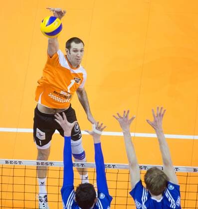 Berlin, Deutschland, 18.01.2015: DVL Volleyball Bundesliga Saison 2014 2015 - BR Volleys - VfB Friedrichshafen. Paul Carroll (BR Volleys 12) gegen den Block von Friedrichshafen