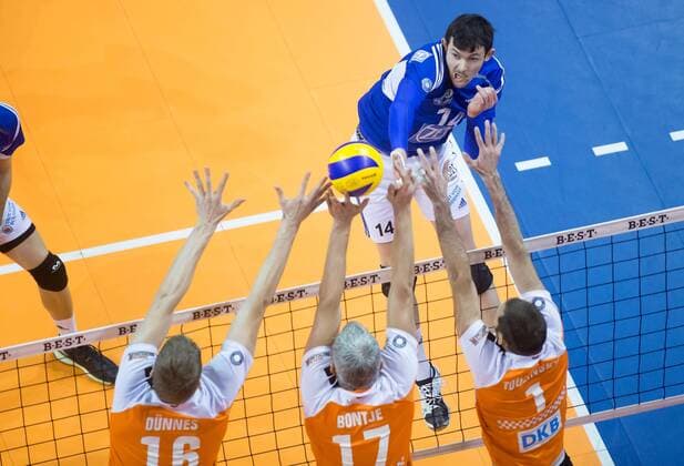 Berlin, Deutschland, 18.01.2015: DVL Volleyball Bundesliga Saison 2014 2015 - BR Volleys - VfB Friedrichshafen. Baptiste Geiler (Friedrichshafen 14) gegen den Block aus Christian Dünnes Duennes (BR Volleys 16), Rob Bontje (BR Volleys 17), Scott Joseph Touzinsky (BR Volleys 1)