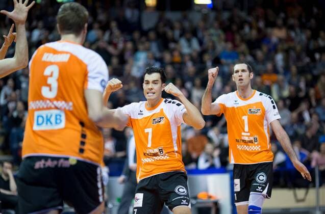 Berlin, Deutschland, 18.01.2015: DVL Volleyball Bundesliga Saison 2014 2015 - BR Volleys - VfB Friedrichshafen. Das Team der BR Volleys jubelt: v.l. Robert Kromm (BR Volleys 3), Kawika Shoji (BR Volleys 7), Scott Joseph Touzinsky (BR Volleys 1)