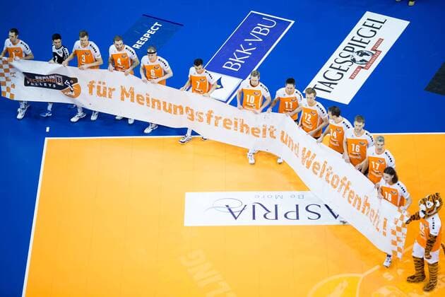 Berlin, Deutschland, 18.01.2015: DVL Volleyball Bundesliga Saison 2014 2015 - BR Volleys - VfB Friedrichshafen. BR Volleys halten Transparent für Meinungsfreiheit vor dem Spiel und nehmen Bezug auf die Terroranschläge in Paris